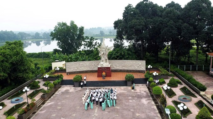 Lễ viếng Tượng đài chiến thắng Tầm Bó