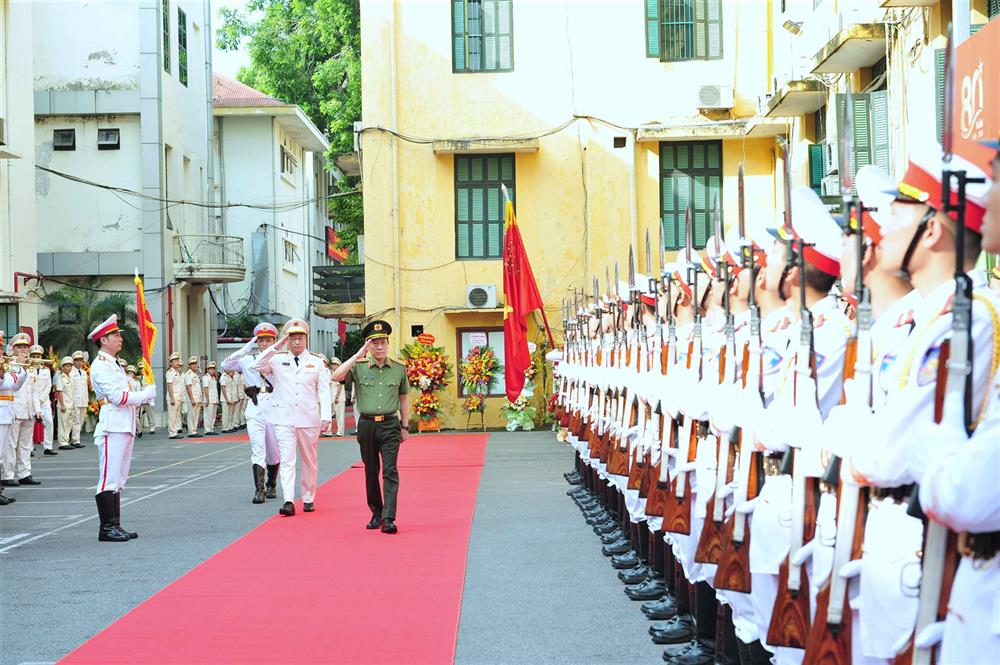 Bộ trưởng Lương Tam Quang duyệt Đội danh dự Cục An ninh đối ngoại.