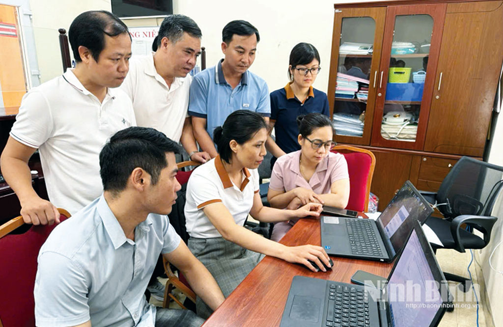 Cán bộ Sở Khoa học và Công nghệ hướng dẫn sử dụng phần mềm dùng chung cho cán bộ phường Thiên Trường.