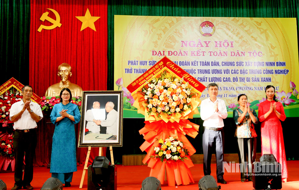 Đồng chí Phạm Duy Hưng, Ủy viên Ban Thường vụ Tỉnh ủy, Chánh Văn phòng Tỉnh ủy tặng hoa chúc mừng Ngày hội Đại đoàn kết toàn dân tộc tại Liên khu phố Hạ Trạo và phố Tuân Cáo.