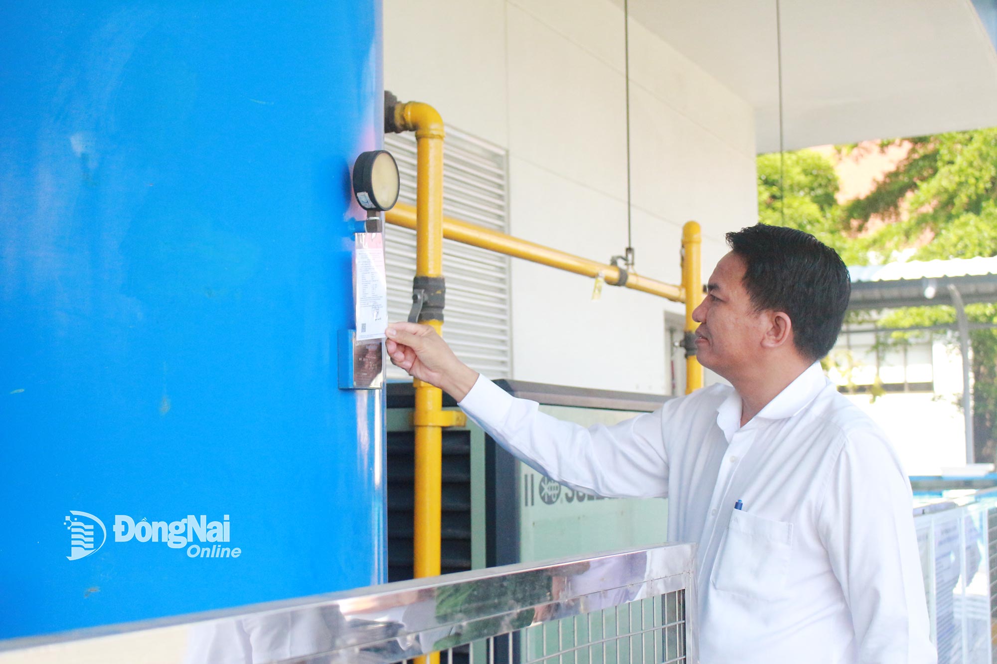 Phó Giám đốc Sở Nội vụ tỉnh Đồng Nai Mai Xuân Tuân kiểm tra kiểm định máy nén khí tại Công ty TNHH giày Đồng Nai Việt Vinh. Ảnh: Thảo My