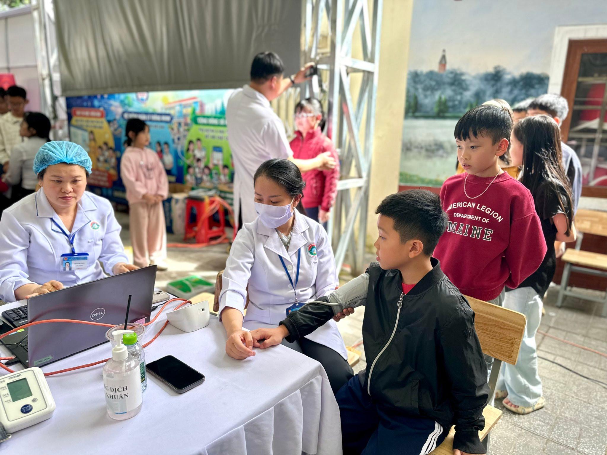 Việc tổ chức khám sức khỏe định kỳ miễn phí ít nhất một lần mỗi năm thể hiện rõ việc lấy người dân làm trung tâm 