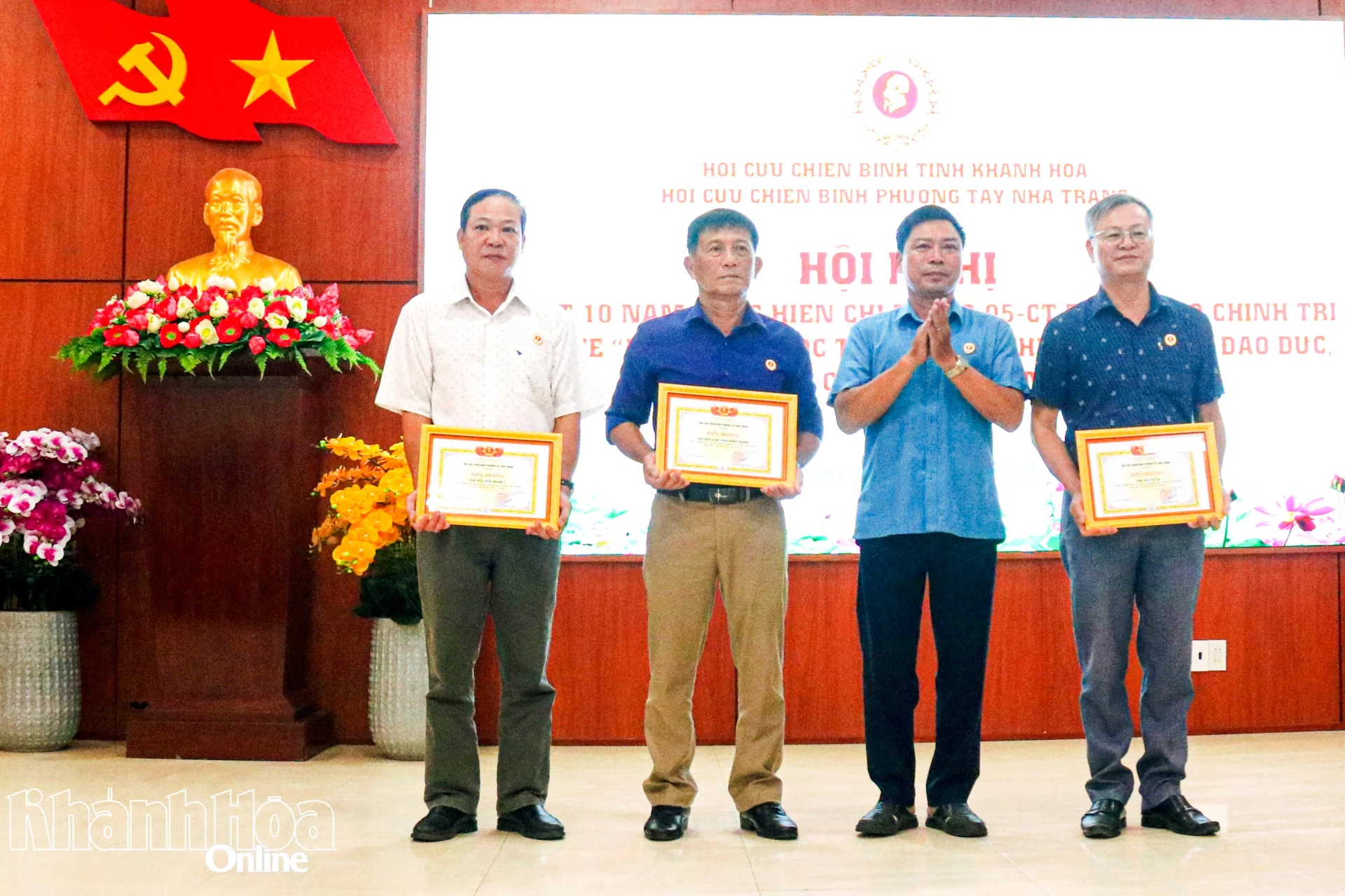 Đại tá Nguyễn Văn Đấy trao biểu dương của Hội Cựu chiến binh phường Tây Nha Trang cho các tập thể.