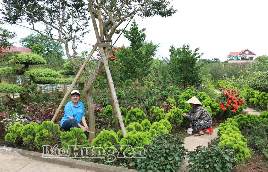 Chuyển đổi cơ cấu cây trồng giúp nhiều phụ nữ xã Tân Thuận nâng cao thu nhập.