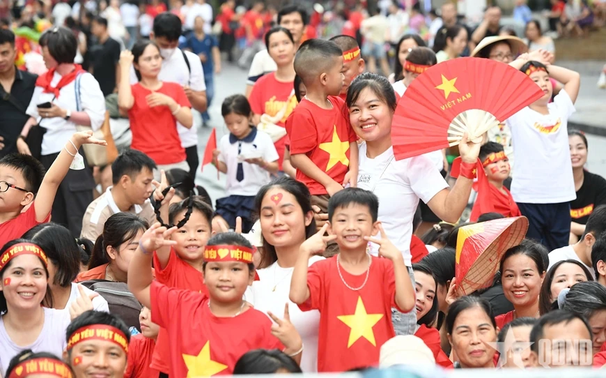 Biển người rực đỏ sắc cờ, háo hức chờ xem tổng hợp luyện diễu binh, diễu hành lần thứ hai