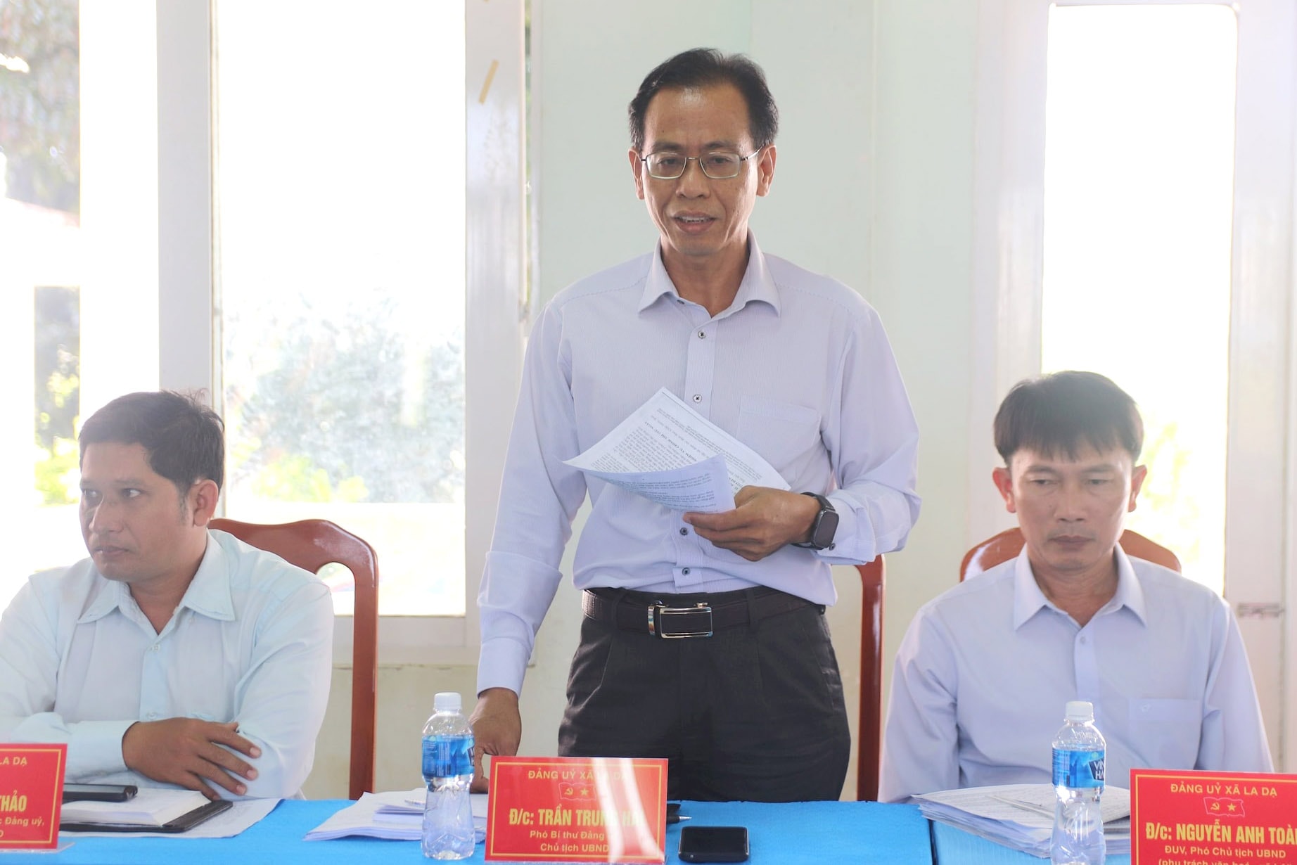 dong-chi-tran-trung-hai-pho-bi-thu-dang-uy-xa-chu-tich-ubnd-xa-la-da-bao-cao-tai-buoi-lam-viec(1).jpg