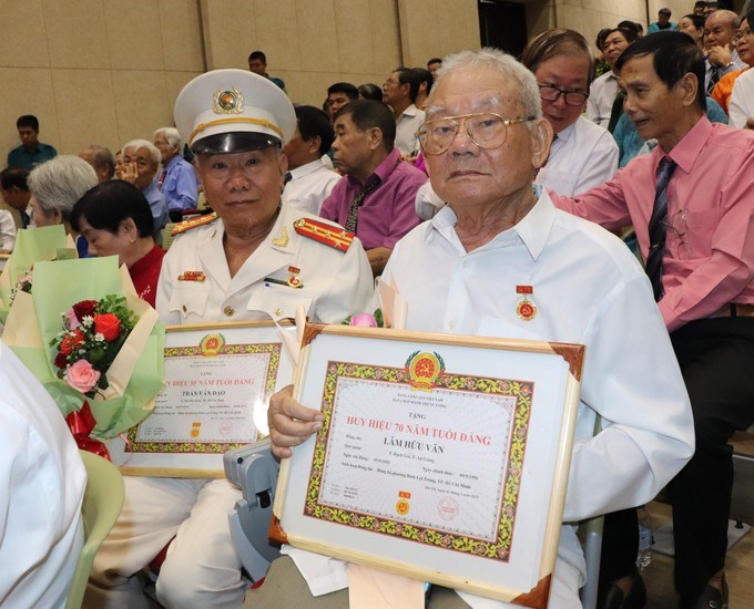 Các đảng viên cao tuổi Đảng trên địa bàn phường Bình Lợi Trung nhận Huy hiệu Đảng đợt 2/9