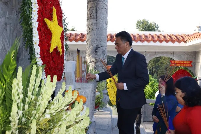 Đồng chí Nguyễn Lộc Hà thắp hương tưởng niệm các anh hùng liệt sĩ