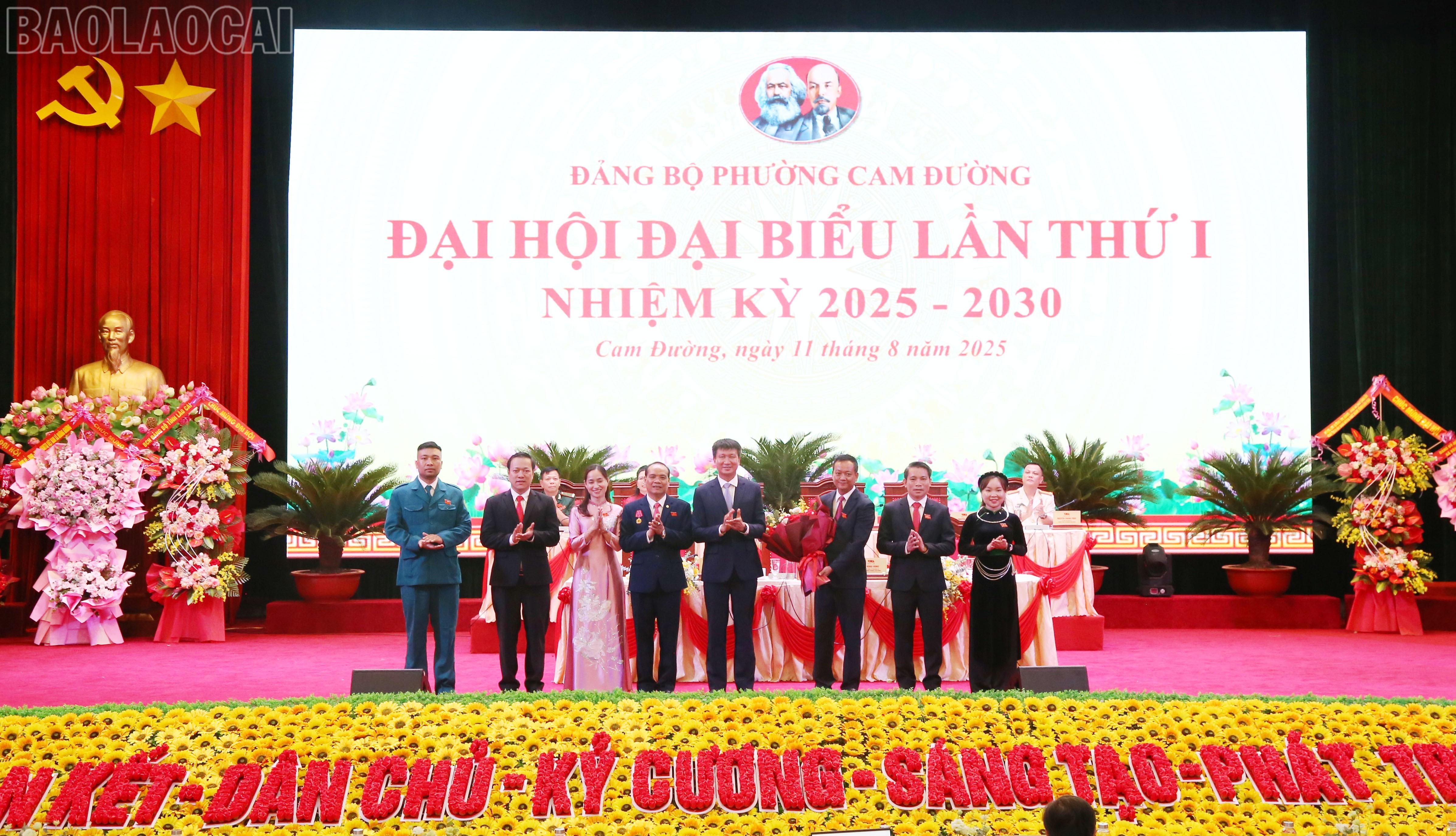 Đồng chí Trần Huy Tuấn - Phó Bí thư Tỉnh ủy, Chủ tịch UBND tỉnh tặng hoa Đoàn đại biểu Đảng bộ phường Cam Đường đi dự Đại hội đại biểu Đảng bộ tỉnh Lào Cai. baolaocai-tl_img-7960.jpg