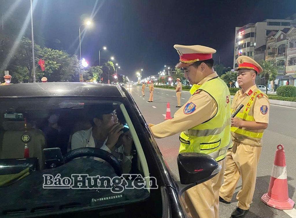 Lực lượng cảnh sát giao thông phối hợp Công an cơ sở tuần tra, xử lý vi phạm nồng độ cồn trên đường Nguyễn Văn Linh (phường Phố Hiến).