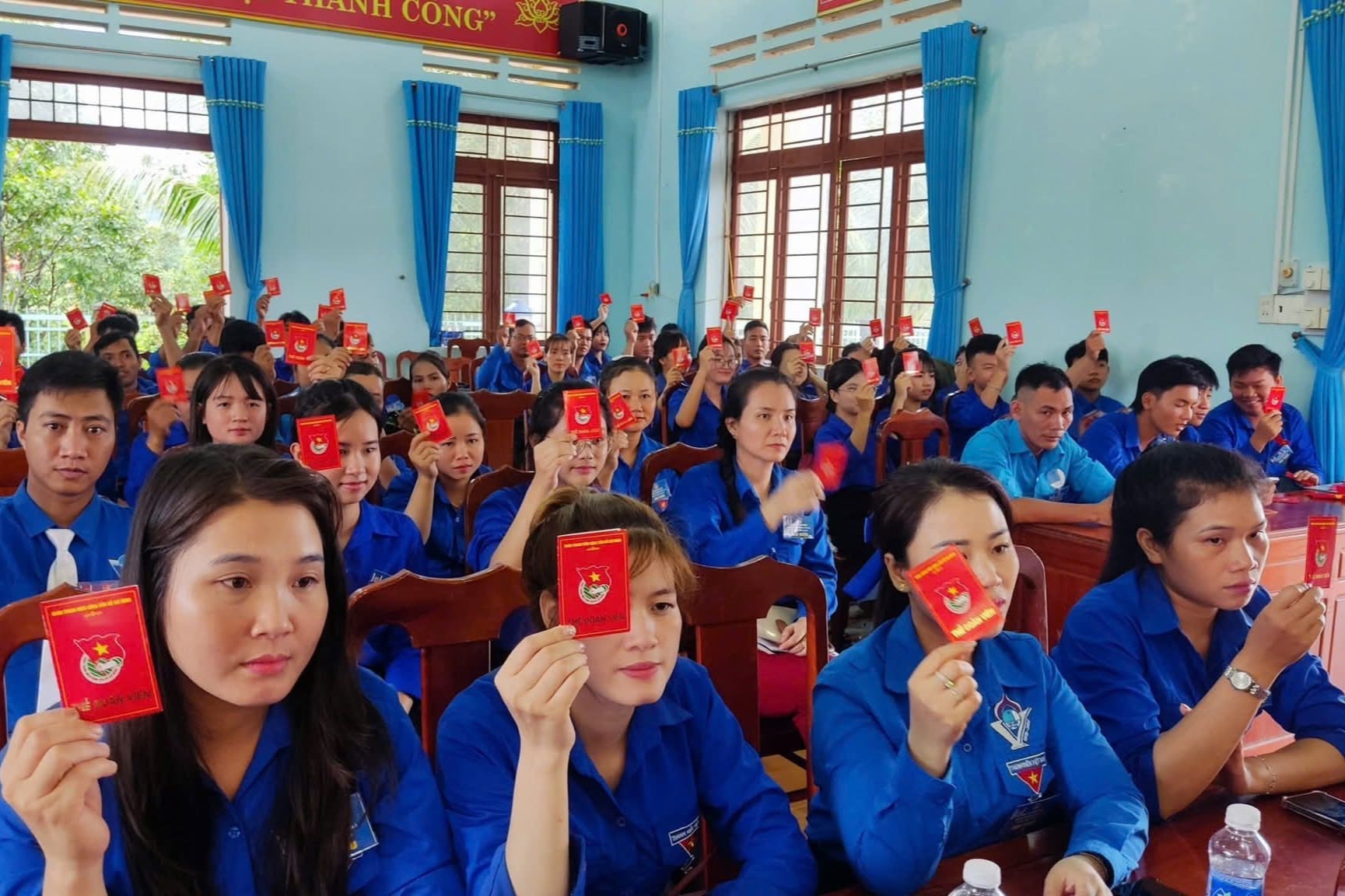 Các đại biểu thông qua các chỉ tiêu