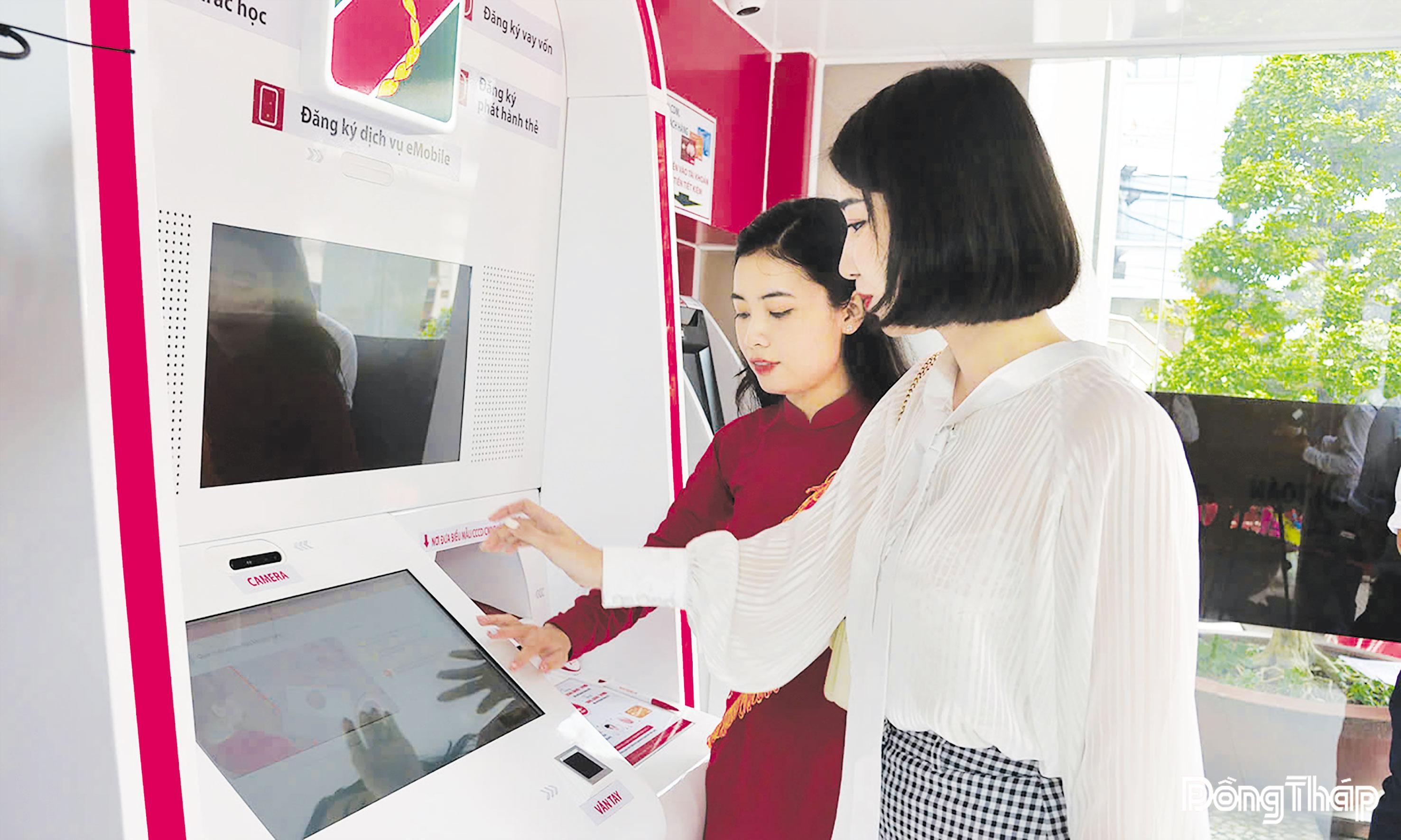 Các ngành dịch vụ đang đẩy mạnh ứng dụng chuyển đổi số.