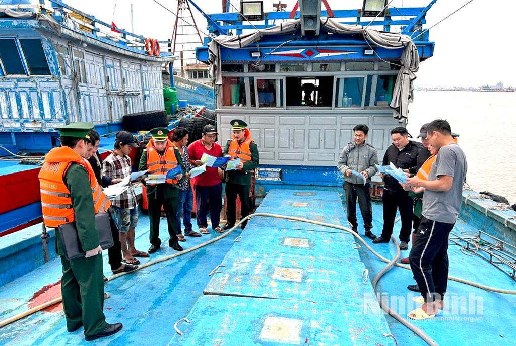Bộ đội Biên phòng tỉnh Ninh Bình tuyên truyền, hướng dẫn ngư dân chấp hành nghiêm Luật Thủy sản.