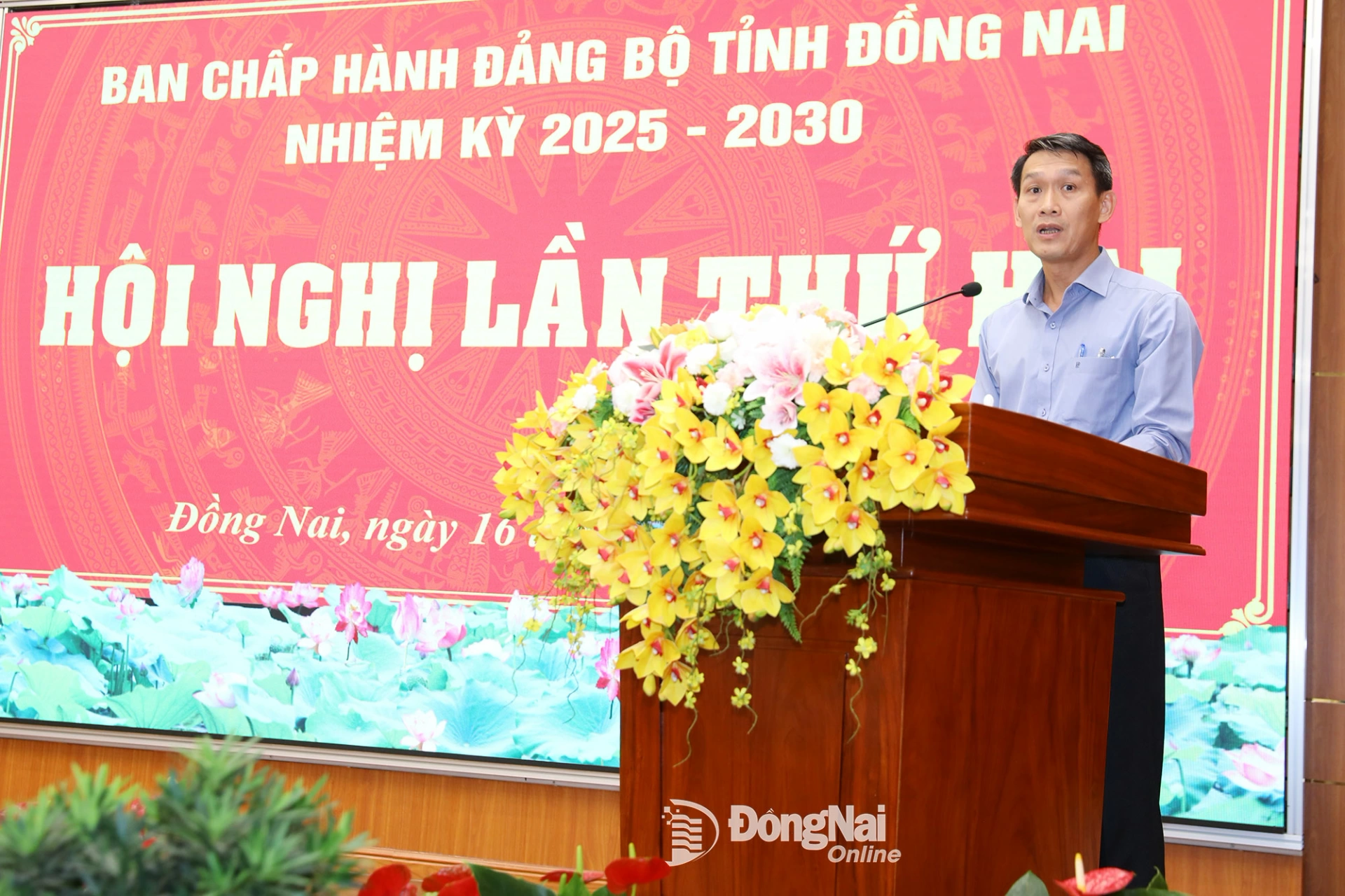 Tỉnh ủy viên, Phó Trưởng ban Tổ chức Tỉnh ủy Đồng Nai Đỗ Đức Hòa thông qua Tờ trình của Ban Thường vụ Tỉnh ủy trình Ban Chấp hành Đảng bộ tỉnh cho ý kiến đánh giá xếp loại Đảng bộ tỉnh năm 2025. Ảnh: Huy Anh