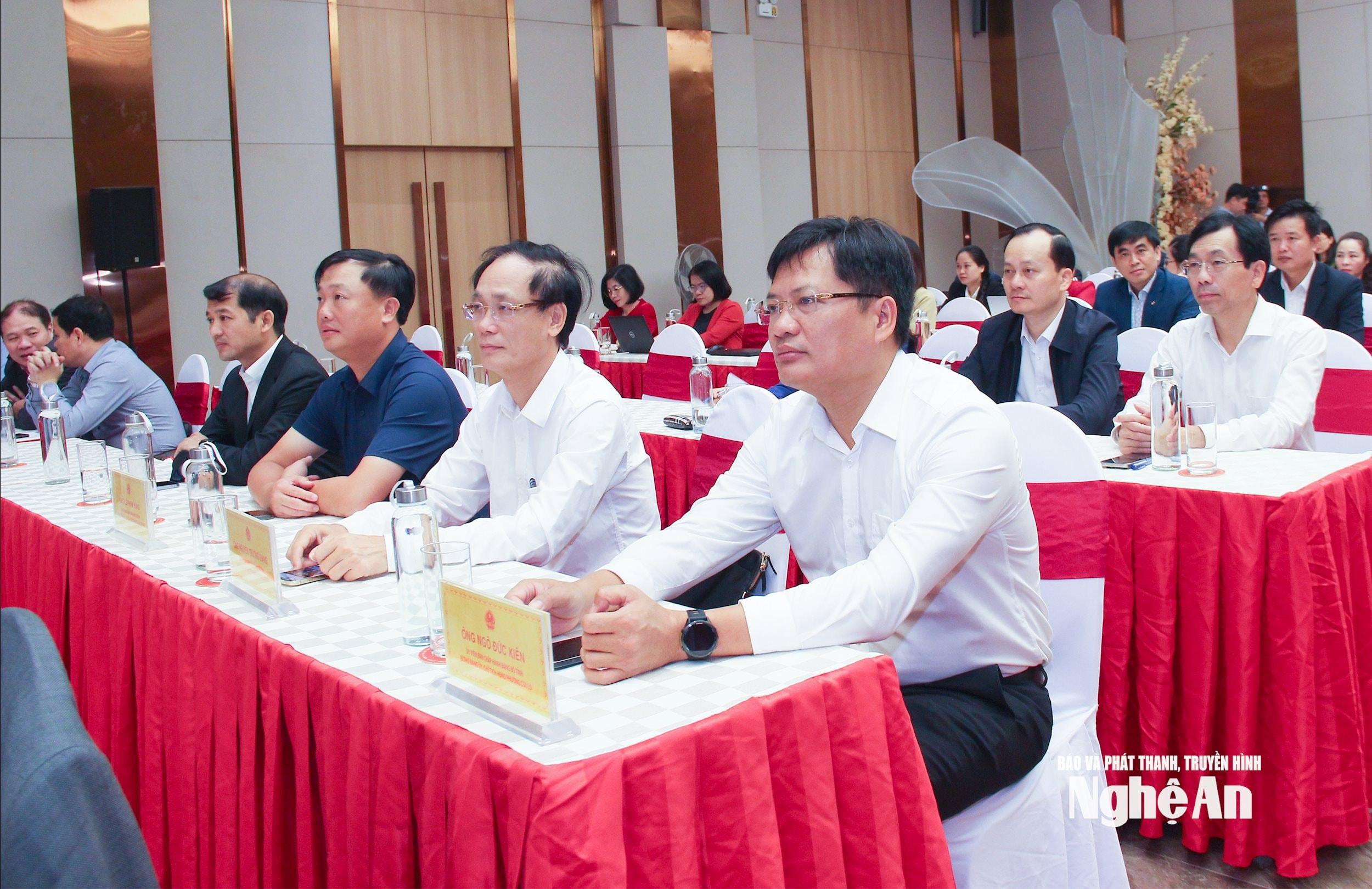 Lãnh đạo các xã, phường gần trung tâm tỉnh tham dự hội nghị tại điểm cầu Nghệ An. Ảnh Mai Hoa