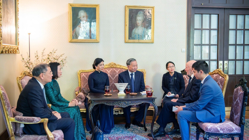 Tổng Bí thư Tô Lâm và Phu nhân gặp Cựu hoàng Simeon Saxe-Coburg-Gotha. (Ảnh: TTXVN phát)