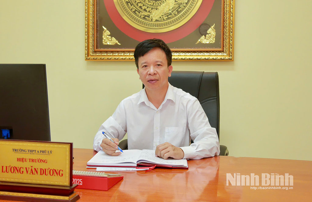 Thầy giáo Lương Văn Dương, Bí thư Đảng ủy, Hiệu trưởng Trường THPT A Phủ Lý.