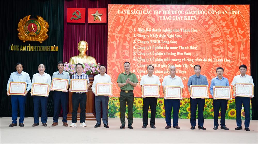 Thiếu tướng Tô Anh Dũng, Giám đốc Công an tỉnh và Đại tá Lê Ngọc Anh, Phó Giám đốc Công an tỉnh trao Giấy khen cho các tập thể, cá nhân có thành tích xuất sắc trong xây dựng phong trào toàn dân bảo vệ an ninh Tổ quốc.