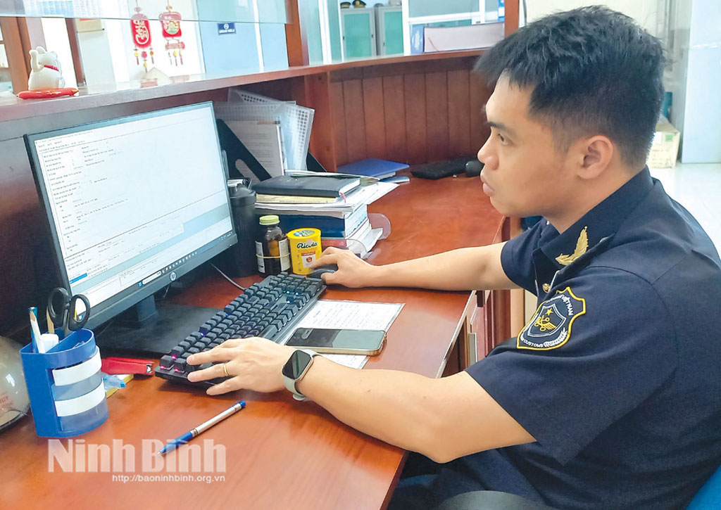 Công chức Hải quan Hà Nam tiếp nhận xử lý hồ sơ của doanh nghiệp.