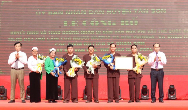 Phú Thọ: Phụ nữ Mường gìn giữ nghề dệt thổ cẩm – hướng phát triển kinh tế gắn với du lịch giúp giảm nghèo bền vững - Ảnh 1.