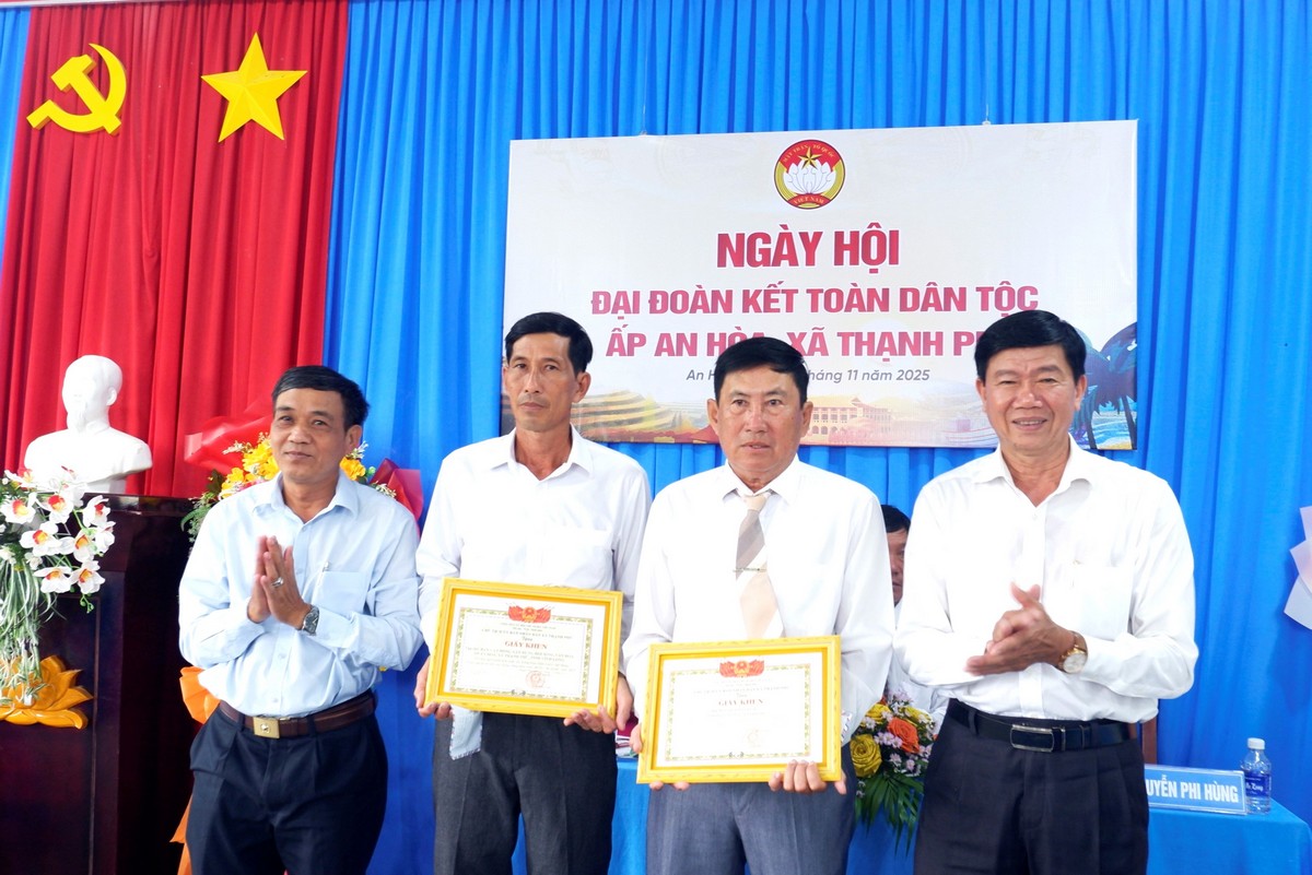 Phó Chủ tịch Ủy ban MTTQ Việt Nam tỉnh- Kiên Banh và lãnh đạo xã Thạnh Phú biểu dương các tập thể, cá nhân tiêu biểu của ấp An Hòa.