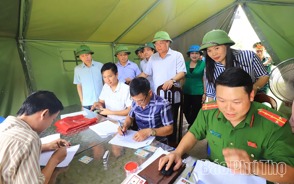 Chủ tịch UBND tỉnh Trần Duy Đông kiểm tra, cho ý kiến về xây mới trụ sở xã Trung Sơn, sau sạt lở do bão số 5