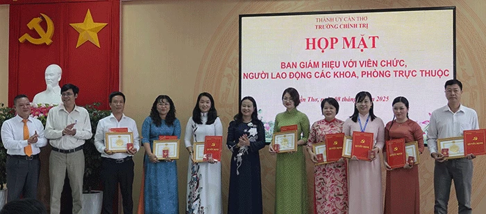 Trường Chính trị TP Cần Thơ công bố các quyết định cán bộ, xác định nhiệm vụ 6 tháng cuối năm