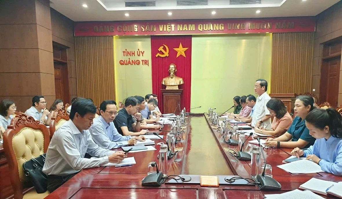 Ban Tuyên giáo Tỉnh ủy Quảng Trị làm việc với Vụ Lý luận chính trị, Văn phòng Ban Tuyên giáo Trung ương về chủ trương thí điểm bồi dưỡng lý luận, cập nhật kiến thức cho cán bộ, đảng viên đối tượng 5 trên internet -Ảnh: THU HÀ