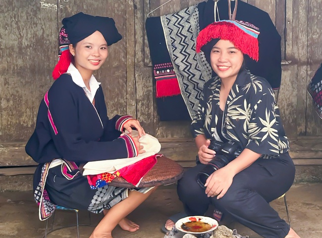 Người Dao Tiền gìn giữ văn hóa vẽ sáp ong trên vải – điểm nhấn du lịch, giúp ổn định sinh kế và giảm nghèo bền vững ở Xuân Sơn - Ảnh 3.