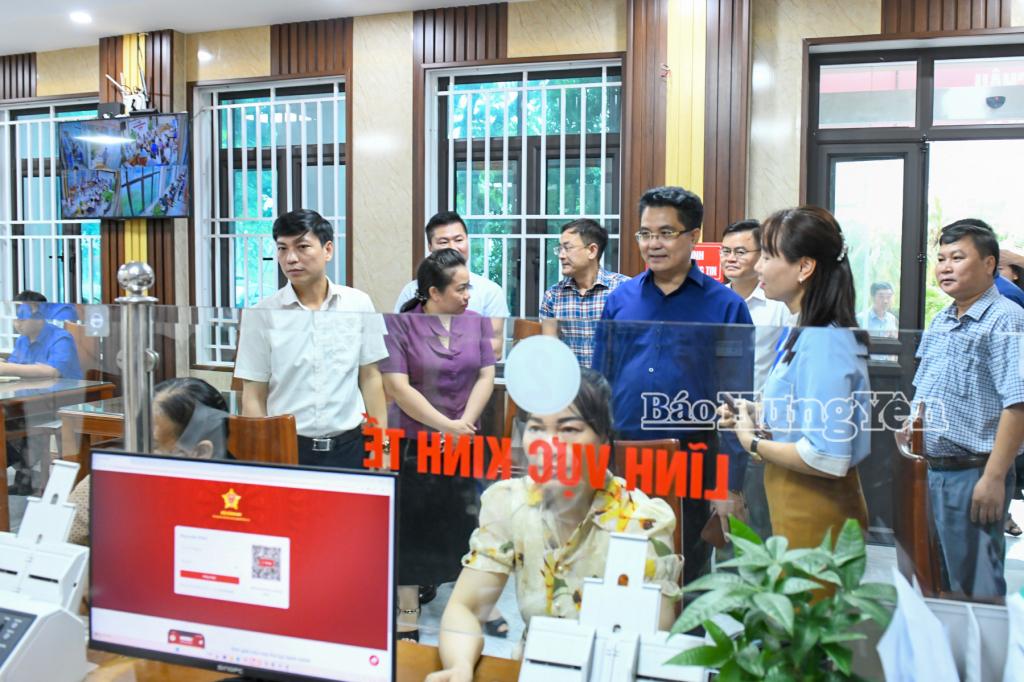 Tổ công tác kiểm tra tại Trung tâm Phục vụ hành chính công xã Khoái Châu.