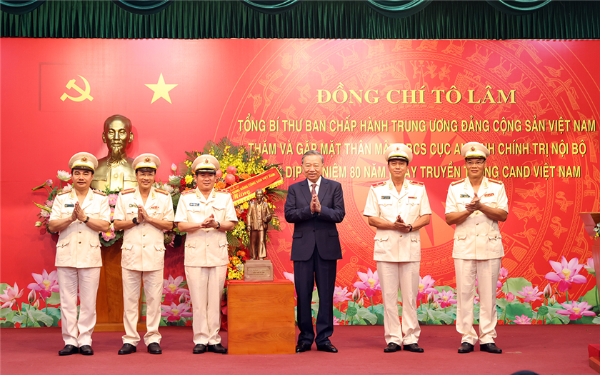 Tổng Bí thư Tô Lâm trao quà tặng Cục An ninh chính trị nội bộ.