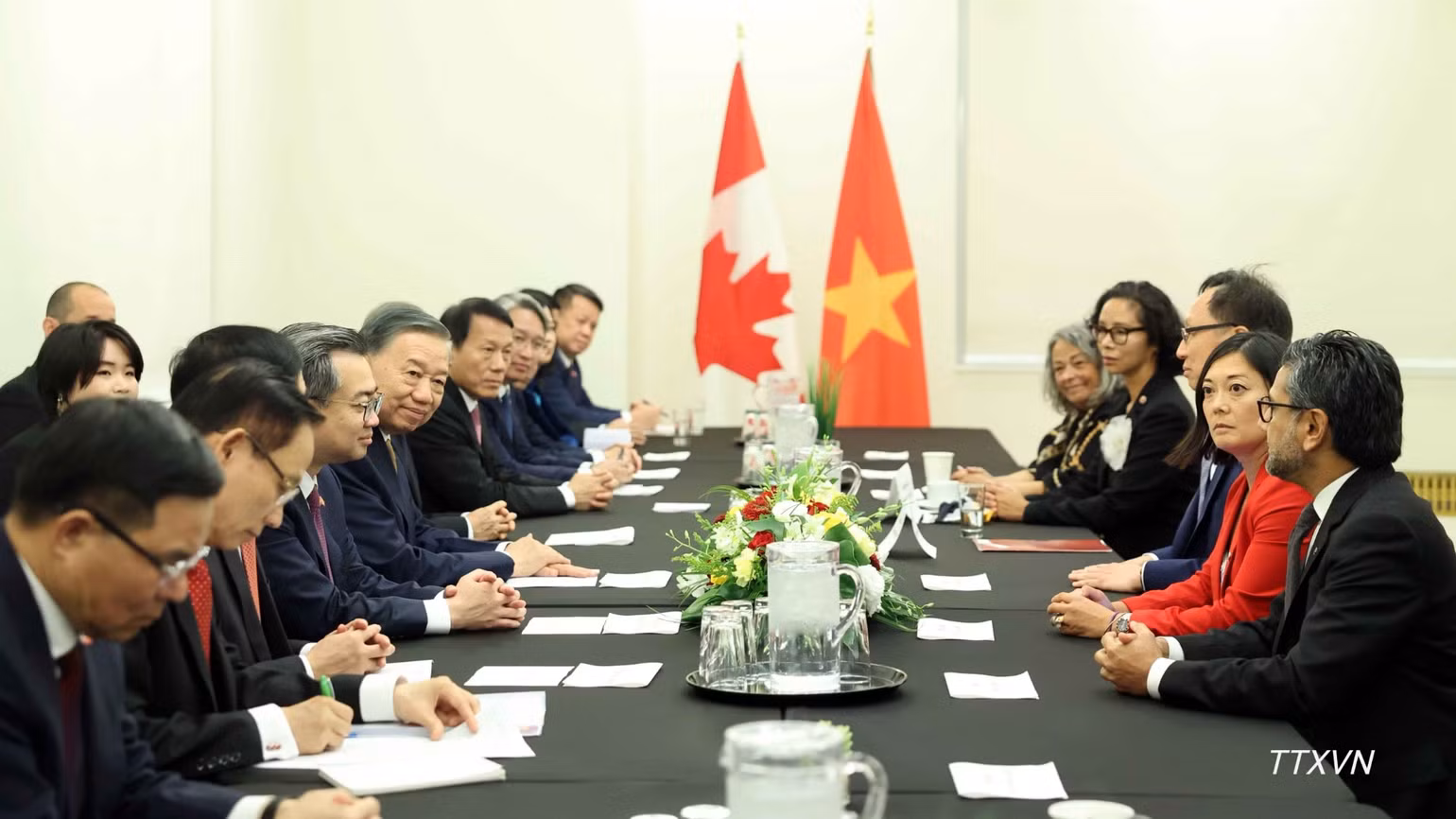 vna-potal-tong-bi-thu-chu-tich-nuoc-to-lam-tiep-nhom-nghi-si-huu-nghi-canada-viet-nam-7943.jpg