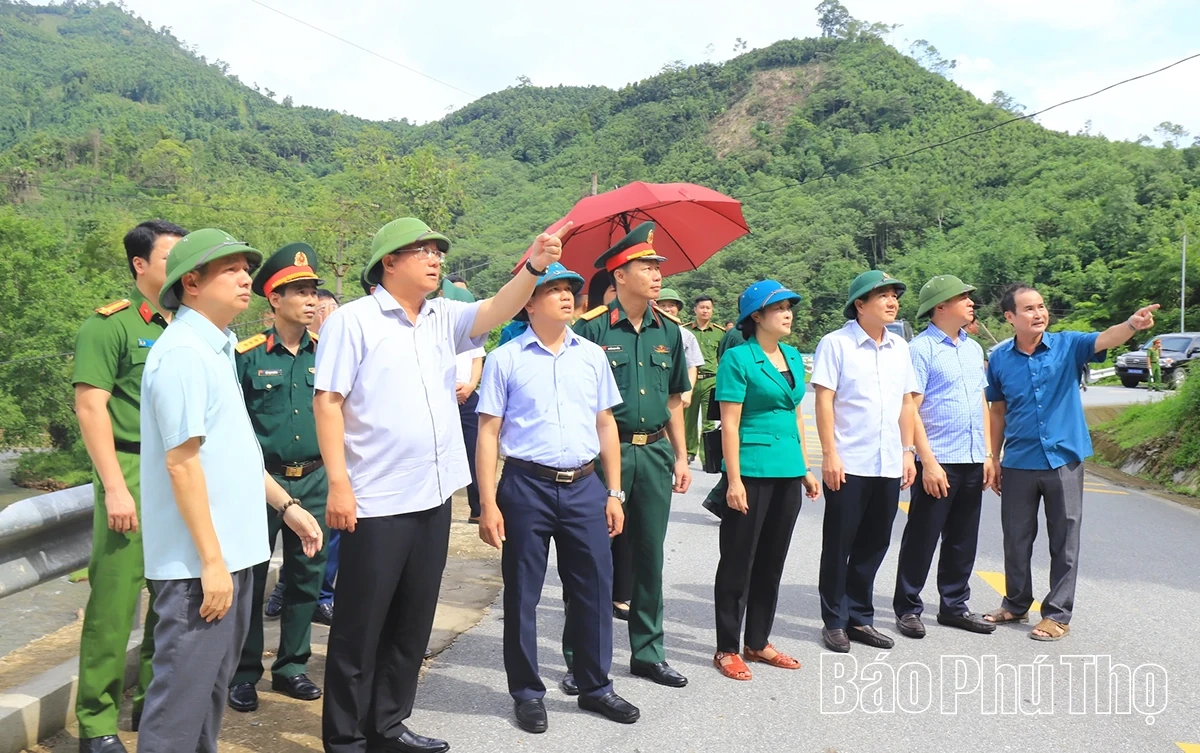 Chủ tịch UBND tỉnh Trần Duy Đông kiểm tra, cho ý kiến về xây mới trụ sở xã Trung Sơn, sau sạt lở do bão số 5