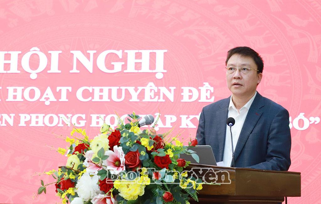 Đồng chí Trần Tùng Chuẩn, Phó Bí thư chuyên trách Đảng ủy các cơ quan Đảng tỉnh phát biểu tại hội nghị.