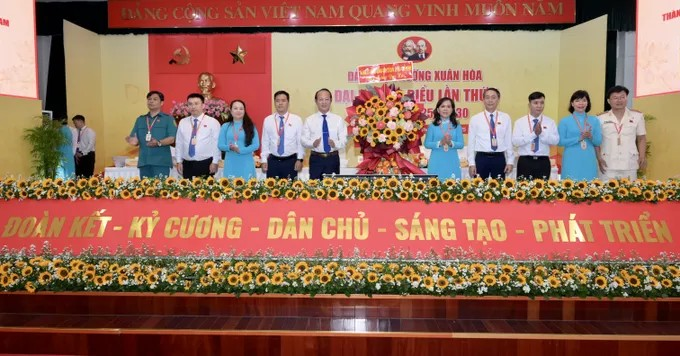 Đồng chí Võ Văn Dũng chúc mừng Đại hội Đảng bộ phường. (Ảnh: SGGP)