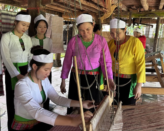 Phú Thọ: Phụ nữ Mường gìn giữ nghề dệt thổ cẩm – hướng phát triển kinh tế gắn với du lịch giúp giảm nghèo bền vững - Ảnh 2.