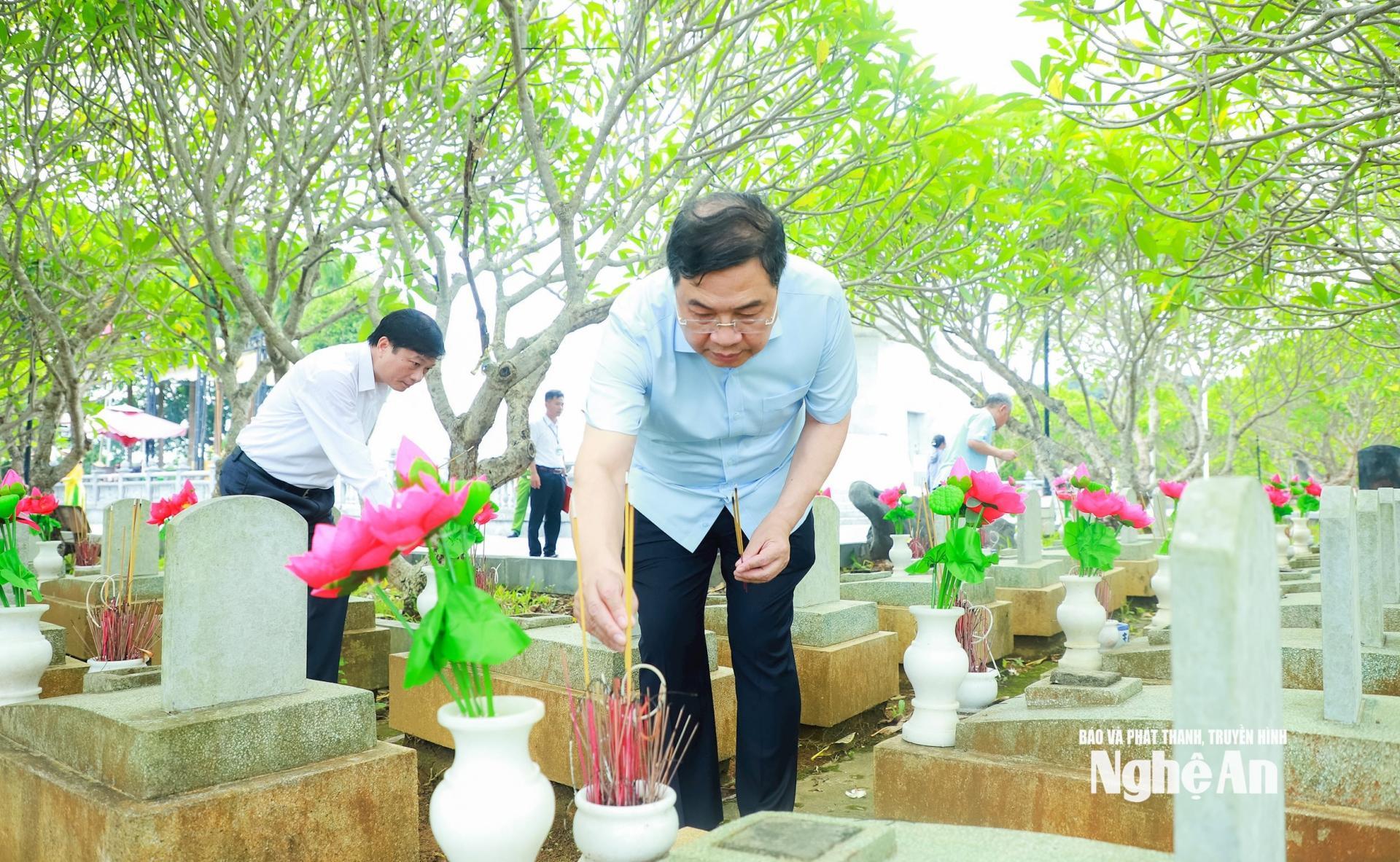 Đồng chí Phạm Gia Túc - Ủy viên Ban Chấp hành Trung ương Đảng, Phó Chánh Văn phòng Trung ương Đảng thắp hương tại phần mộ các liệt sĩ ở Nghĩa trang liệt sĩ quốc tế Việt - Lào. Ảnh: Thành Duy