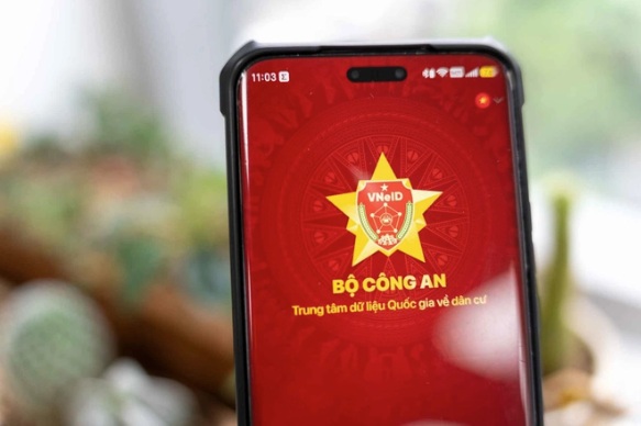 Nhân dân tham gia đóng góp ý kiến đối với 04 dự thảo Luật (sửa đổi) trên VNeID. (Ảnh minh họa: Internet)