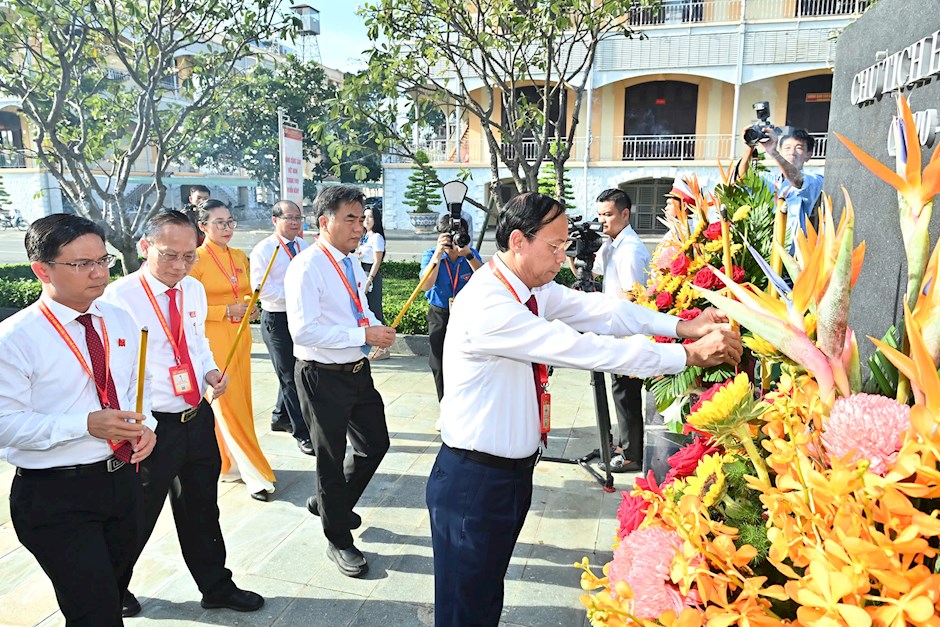 Các đại biểu dâng hương Chủ tịch Hồ Chí Minh. Ảnh: SGGP