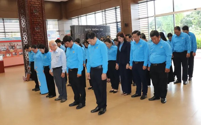 Đoàn dành phút mặc niệm tưởng nhớ Chủ tịch Tôn Đức Thắng tại Bảo tàng Tôn Đức Thắng