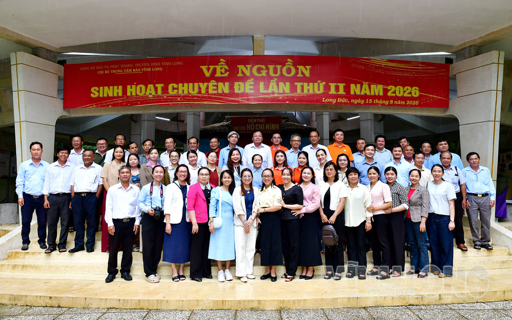 Cán bộ, đảng viên, người lao động Trung tâm Báo Vĩnh Long cùng đại biểu chụp ảnh lưu niệm tại Khu di tích lịch sử Đền thờ Chủ tịch Hồ Chí Minh. Ảnh: BÁ THI    