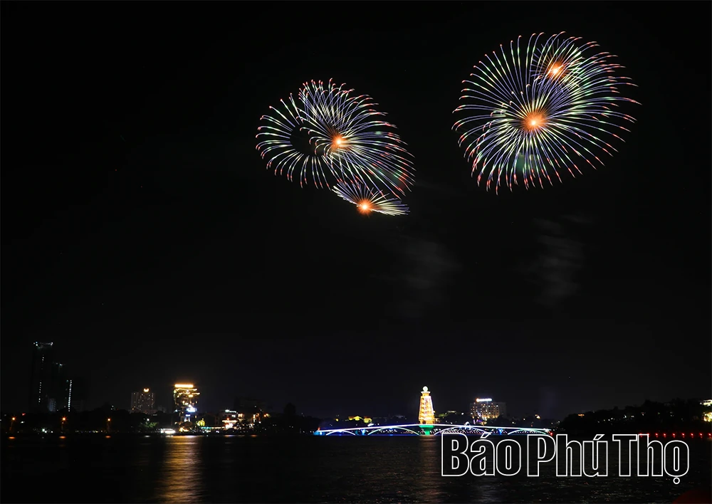 Pháo hoa rực rỡ trời Thu Đất Tổ