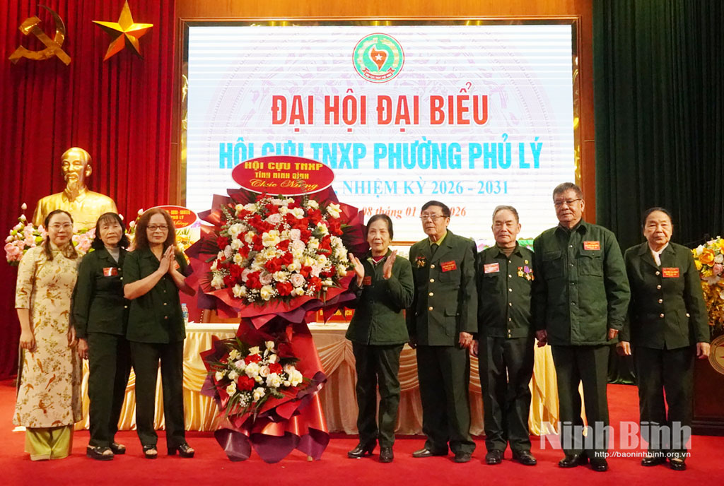L&atilde;nh đạo Hội Cựu TNXP tỉnh tặng hoa ch&uacute;c mừng Đại hội.