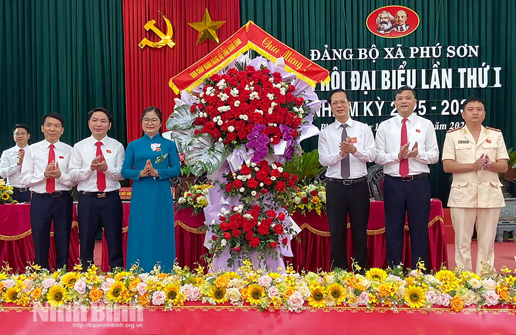 Đồng chí Nguyễn Anh Tuấn, Ủy viên Ban Thường vụ Tỉnh ủy, Chủ nhiệm Ủy ban Kiểm tra Tỉnh ủy tặng hoa chúc mừng Đại hội.