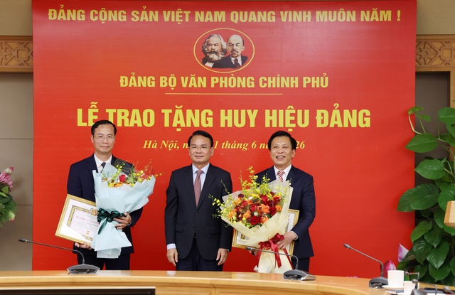 Trao Huy hiệu 30 năm tuổi Đảng cho đảng viên thuộc Đảng bộ Văn phòng Chính phủ- Ảnh 1.