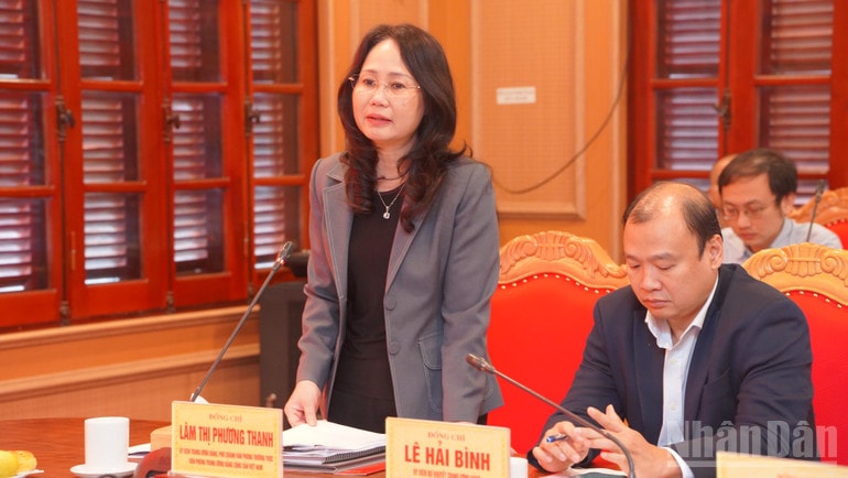 Đồng chí Lâm Thị Phương Thanh phát biểu tại phiên họp. ndo_br_dsc04235.jpg