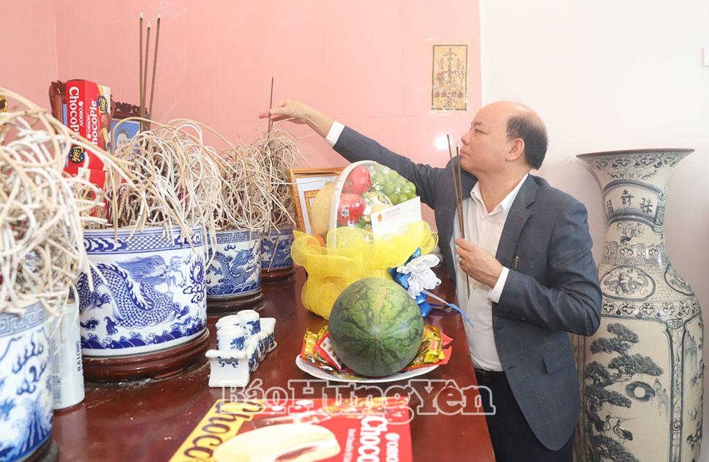 Đồng chí Đặng Thanh Giang, Ủy viên Ban Thường vụ Tỉnh ủy, Phó Chủ tịch HĐND tỉnh thắp hương trước bàn thờ đảng viên Bùi Văn Xoan. Ảnh: Nguyễn Quỳnh