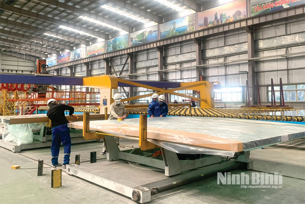 Dây chuyền sản xuất kính nổi tiết kiệm năng lượng, chất lượng cao của Nhà máy kính nổi - CFG Ninh Bình, Khu công nghiệp Khánh Cư.