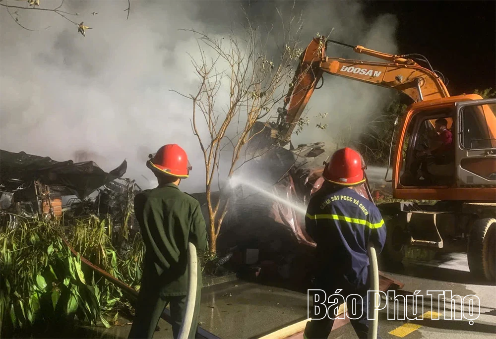 Kịp thời dập tắt đám cháy tại Khu du lịch Vườn Vua, xã Tu Vũ