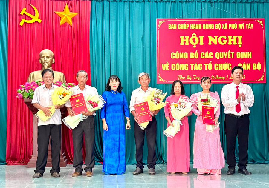 Lãnh đạo Đảng ủy xã Phù Mỹ Tây trao quyết định thành lập các chi bộ trực thuộc Đảng ủy xã. Ảnh: Thanh Chi anh-1.jpg